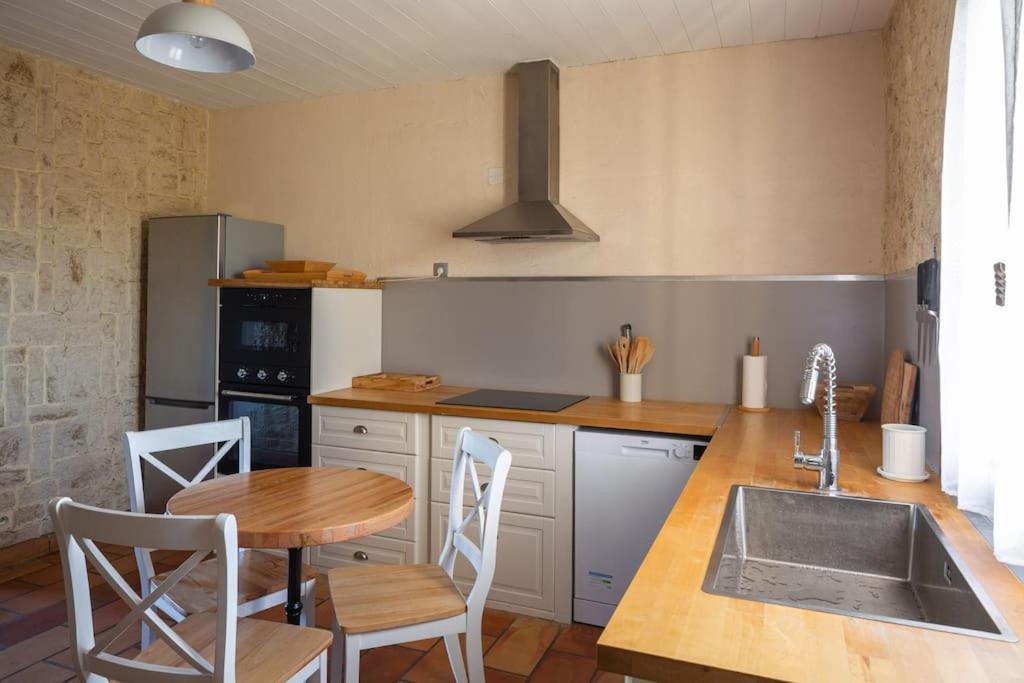 Mas Provencal De 120M2 En Camargue, Avec Piscine Et Parking Inclus, Ideal Pour Des Vacances Arles Ngoại thất bức ảnh