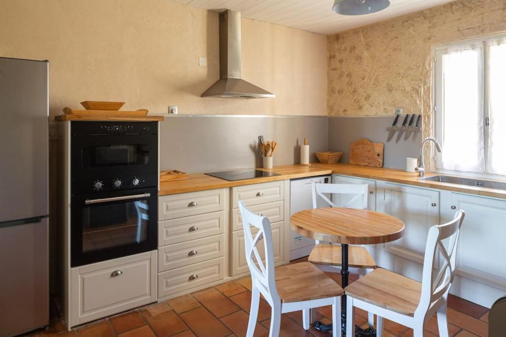 Mas Provencal De 120M2 En Camargue, Avec Piscine Et Parking Inclus, Ideal Pour Des Vacances Arles Ngoại thất bức ảnh